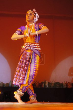 Téléchargez les photos : L'actrice indienne Hema Malini, fille de Bollywood, Ahana Deol, interprète une pièce de danse classique Odissi appelée Gauri Tandav au festival Mood Indigo de l'Institut indien de technologie. - en image libre de droit