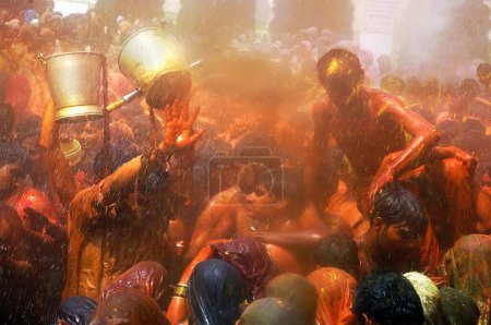 Téléchargez les photos : Célébrations du festival Holi au temple Dauji, Baldeo, Uttar Pradesh, Inde - en image libre de droit