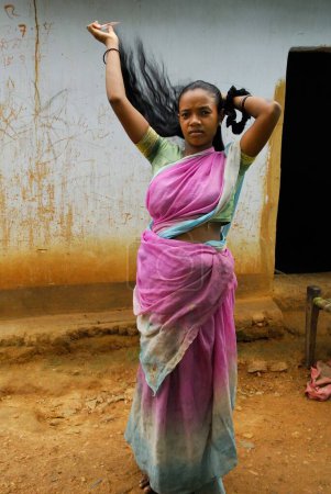 Téléchargez les photos : Tribus Ho femme peignage cheveux, Chakradharpur, Jharkhand, Inde - en image libre de droit