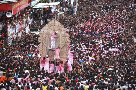 Téléchargez les photos : Les dévots regardent ganesh immersion de lalbaugcha raja à Bombay Mumbai, Maharashtra, Inde - en image libre de droit