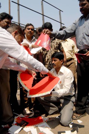 Foto de Manifestante quemando tarjetas de felicitación del día de San Valentín en Mulund, Bombay, Mumbai, Maharashtra, India - Imagen libre de derechos