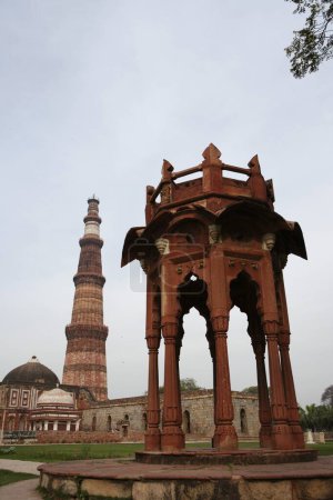 Smiths Torheit und Qutb Minar erbaut 1311 roter Sandsteinturm, indo-muslimische Kunst, Sultanat Delhi, Delhi, Indien UNESCO-Weltkulturerbe