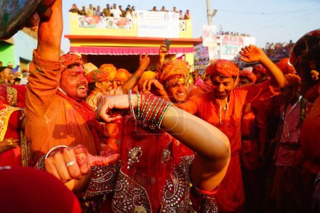 Téléchargez les photos : Femmes dansant, festival Lathmar Holi, Mathura, Uttar Pradesh, Inde, Asie - en image libre de droit
