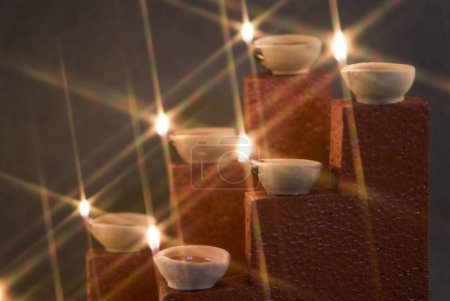 Diwali tarjeta de felicitación diseño divas lámparas de aceite pantis