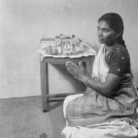 Foto de Viejo vintage 1900s foto en blanco y negro de la mujer india casa templo India 1940 - Imagen libre de derechos