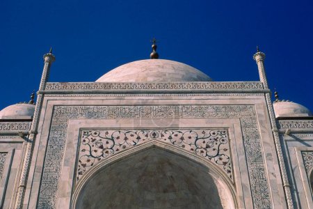 Téléchargez les photos : Gros plans de Taj mahal Septième merveille du monde ; Agra ; Uttar Pradesh ; Inde - en image libre de droit