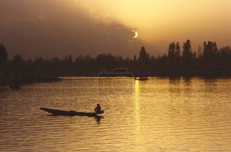 Téléchargez les photos : Activité et vue du matin sur le lac Dal, Jammu-et-Cachemire, Inde - en image libre de droit