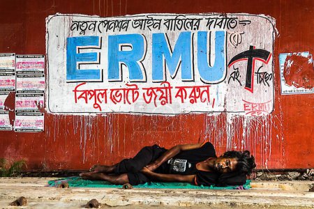 Téléchargez les photos : Sans-abri dormant dans le quartier ferroviaire, kolkata, ouest du Bengale, Inde, Asie - en image libre de droit