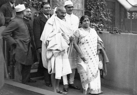 Foto de Mahatma Gandhi y sus compañeros de trabajo se van a una reunión con el rey Jorge V. en el Palacio de Buckingham, Inglaterra, el 11 de noviembre de 1931 - Imagen libre de derechos