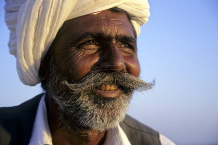 Téléchargez les photos : Homme rural ; gujarat ; Inde - en image libre de droit