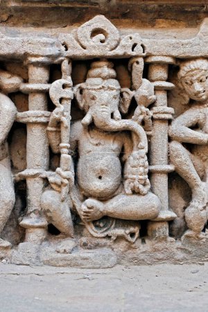 Téléchargez les photos : Ganesh ; Rani ki vav ; step well ; stone carving ; Patan ; Gujarat ; India - en image libre de droit