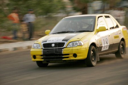 Foto de Velocidad amarilla con el número 18 en la carrera celebrada en el Complejo Deportivo Balewadi, Pune el 5 de mayo de 2006 Maharashtra, India - Imagen libre de derechos