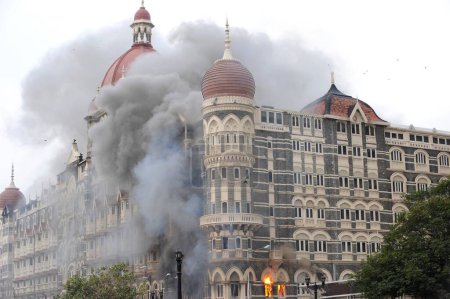 Foto de Incendio dentro del hotel Taj Mahal; después del ataque terrorista de Deccan Mujahideen el 26 de noviembre de 2008 en Bombay Mumbai; Maharashtra; India - Imagen libre de derechos