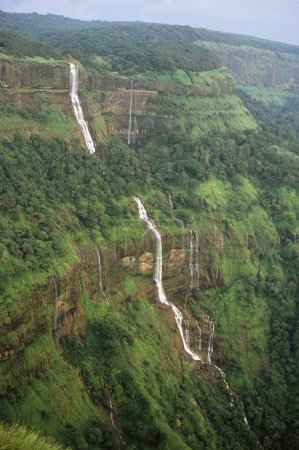 Téléchargez les photos : Cascade à matheran, maharashtra, Inde - en image libre de droit