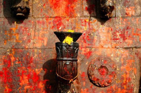 Öllampe an der Wand, religiöse Markierungen, Harsiddhi, Ujjain Tempel, Madhya Pradesh, Indien