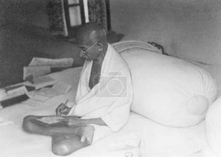 Foto de Mahatma Gandhi escribiendo, India - Imagen libre de derechos