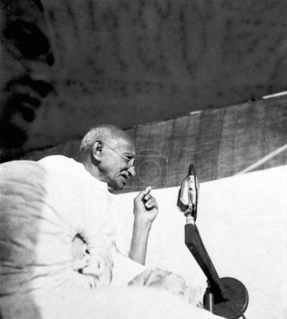 Foto de Mahatma Gandhi hablando en un micrófono en una reunión masiva en Bengala, 1945 - Imagen libre de derechos