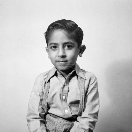 Foto de Viejo vintage 1900 s negro y blanco imagen estudio retrato indio chico escuela uniforme India - Imagen libre de derechos