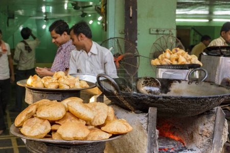 Foto de Puesto de comida varanasi, uttar pradesh, india, asia - Imagen libre de derechos