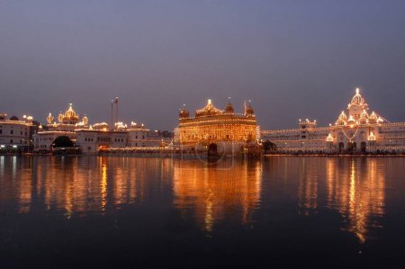 Ein beleuchteter Goldener Tempel; auch bekannt als Harimandir Granth Sahib; heiliges Gotteshaus der Sikhs in Amritsar; Punjab; Indien anlässlich des Geburtstages des ersten Sikh-Gurus Sri Guru Nanak Dev ji im November