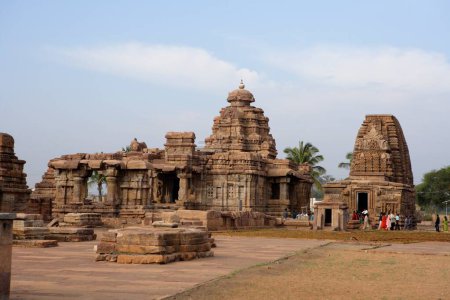 Foto de Templo Mallikarjuna a la derecha Templo Kashivishvanatha; Pattadakal; Patrimonio de la Humanidad de la UNESCO; Chalukya construido en 733 A.D 745 A.D; Distrito Bagalkot; Meseta de Decán; Karnataka; India - Imagen libre de derechos