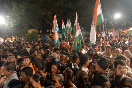 Téléchargez les photos : Les résidents célèbrent le Jour de l'indépendance avec le drapeau indien tri-couleur à minuit le 15 août à Sambaji Maidan, Mulund East à Bombay Mumbai, Maharashtra, Inde - en image libre de droit