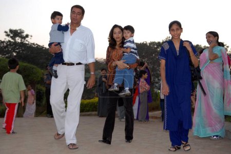 Téléchargez les photos : Inde L'actrice Madhuri Dixit Nene avec sa famille, Mumbai Maharashtra, Inde, Asie - en image libre de droit