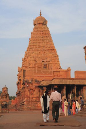 Foto de Devotos en el Templo Brihadeshwara también llamado Gran Templo dedicado al Señor Shiva construido en el siglo XI por el Imperio Chola situado a la cabeza del delta del río Kaveri, Thanjavur, Tamil Nadu, India Patrimonio de la Humanidad por la UNESCO - Imagen libre de derechos