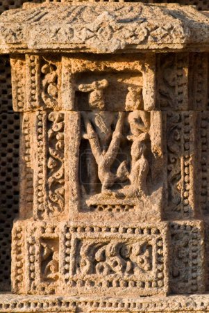 Téléchargez les photos : Sculpture érotique dérivée de Kamasutra au complexe du temple du Soleil du patrimoine mondial à Konarak ; Orissa ; Inde - en image libre de droit