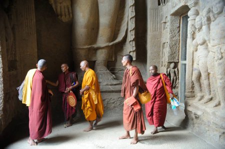 Foto de Monjes budistas dentro de cuevas de elefantes, Bombay Mumbai, Maharashtra, India - Imagen libre de derechos