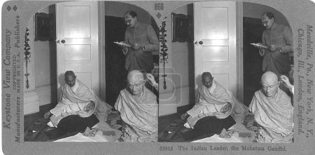 Foto de Una rara fotografía estéreo: Gandhi girando mientras un escultor trabaja en un busto, Londres, Inglaterra, diciembre de 1931 - Imagen libre de derechos