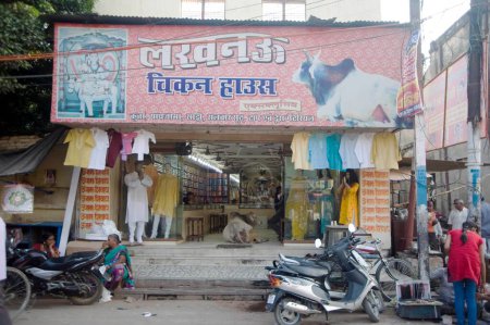 Téléchargez les photos : Taureau dans la boutique varanasi uttar pradesh - en image libre de droit