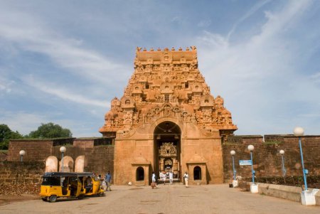 Téléchargez les photos : Tour d'entrée ou Gopuram du temple Brihadeshwara Aussi appelé Big Temple Construit au 10ème siècle après JC par Raja Raja Chola Dédié au Seigneur Shiva à Thanjavur, Tamil Nadu, Inde - en image libre de droit