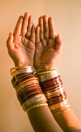 Téléchargez les photos : Belles mains avec des bracelets colorés - en image libre de droit