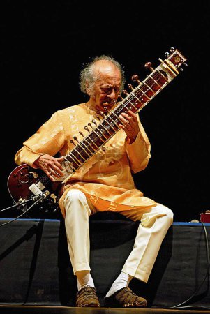 Téléchargez les photos : Pandit ravi shankar maestro de la musique classique indienne ; Bombay ; Mumbai ; Maharashtra ; Inde - en image libre de droit