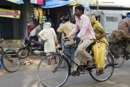 Foto de Pareja en bicicleta, Manikpur, Uttar Pradesh, India - Imagen libre de derechos