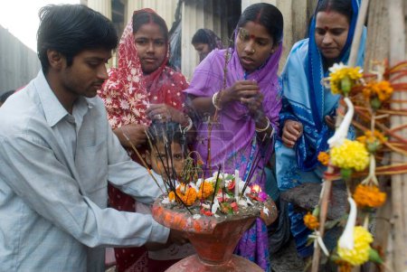 Foto de Bengalí celebrando kartik pournima en Babu Ghat, Calcuta, Bengala Occidental, India - Imagen libre de derechos