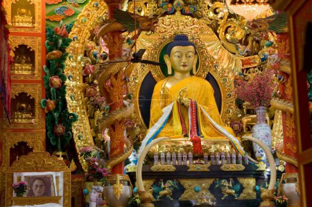 Téléchargez les photos : Statue du seigneur Bouddha style tibétain ; Vajra vidya Sansthan ; Sarnath ; Uttar Pradesh ; Inde - en image libre de droit
