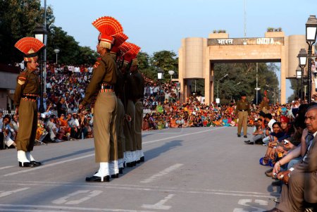 Téléchargez les photos : Des soldats de la Force de sécurité frontalière indienne lors d'une cérémonie de retraite appelée abaissement des drapeaux à la frontière internationale Inde-Pakistan ; frontière de Wagah ; Attari ; Punjab ; Inde - en image libre de droit