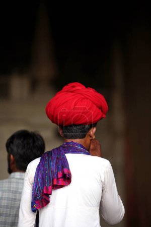 Foto de Un turista de Rajasthani que visita UNESCO Patrimonio de la Humanidad el famoso fuerte de Delhi también conocido como Lal Qila o Fuerte Rojo construido en (1638-1648) utilizado como palacio por el emperador mogol Shah Jahan; Delhi; India - Imagen libre de derechos