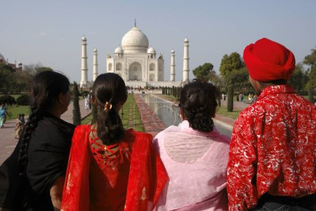 Foto de Visita de la familia Sikh en Taj Mahal Séptimas Maravillas del Mundo en la orilla sur del río Yamuna, Agra, Uttar Pradesh, India Patrimonio de la Humanidad por la UNESCO - Imagen libre de derechos