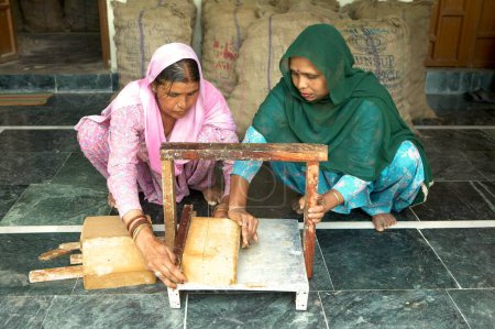 Foto de Mujeres rurales cortando jabón solidificado iniciativa económica iniciada por ONG Chinmaya Organización de Desarrollo Rural CORD, Sidhbari, Himachal Pradesh, India - Imagen libre de derechos