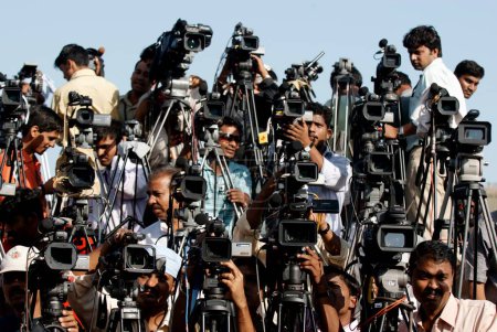 Téléchargez les photos : Caméramans représentant différentes chaînes d'information médias électroniques pendant le rassemblement politique, Bombay Mumbai, Maharashtra, Inde - en image libre de droit