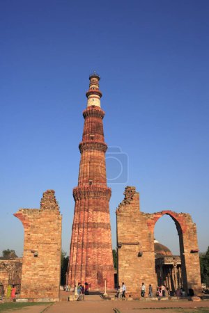 Téléchargez les photos : Qutb Minar construit en 1311 tour de grès rouge, art indo-musulman, sultanat de Delhi, Delhi, Inde Site du patrimoine mondial de l'UNESCO - en image libre de droit