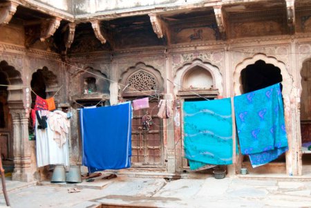 Téléchargez les photos : Séchage de vêtements sur corde à Haveli ou manoir ; Shekhawati ; Rajasthan ; Inde - en image libre de droit