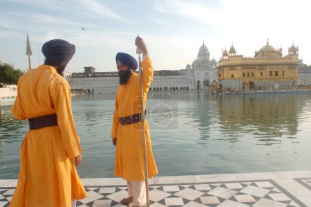 Téléchargez les photos : Gardes au temple d'or, Amritsar, Punjab, Inde - en image libre de droit