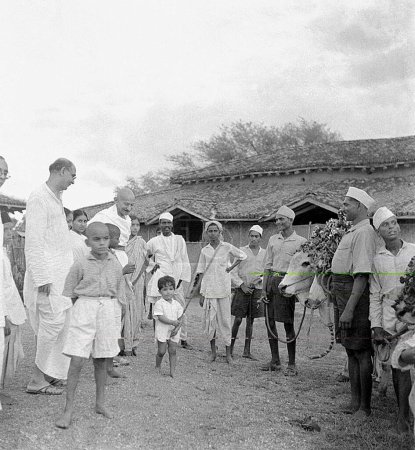 Foto de Mahadev Desai, Durga Mehta, Mahatma Gandhi y otros en una ceremonia durante el Festival Bullocks en Sevagram Ashram, 1939 - Imagen libre de derechos