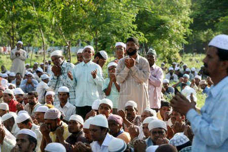 Téléchargez les photos : Des gens prient lors de l'enterrement des membres de leur famille morts dans un puissant attentat à la bombe le 29 septembre 2008 à Malegaon, Maharashtra, Inde - en image libre de droit