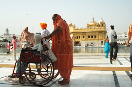 Téléchargez les photos : Pèlerins au temple d'or, Amritsar, Punjab, Inde - en image libre de droit