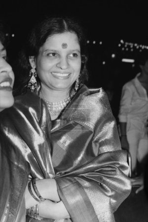 Téléchargez les photos : Vieux millésime indien années 1980 noir et blanc bollywood cinéma hindi film acteur, Inde, Suman Kalyanpur, chanteur indien playback - en image libre de droit